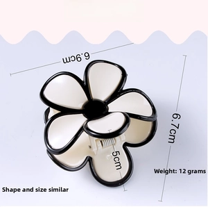 Detaillierte Größentabelle der Blumen-Haarklammer mit Maßen 6,9x6,7x5cm und 12g Gewicht
