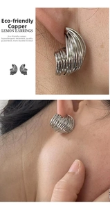 Details von Öko-Kupferohrringen mit unregelmäßigem silbernem Mehrschicht-Spulendesign