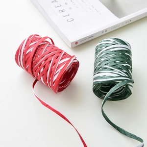 Rotoli di nastro in carta di rafia ecologica a righe rosse e verdi per pacchetti di Natale