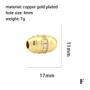 Détail d'une perle en cuivre doré avec zircon blanc montrant les dimensions 17mm x 11mm