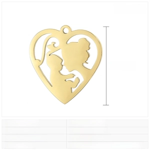 Détail macro du pendentif cœur en acier inoxydable doré avec silhouette mère enfant
