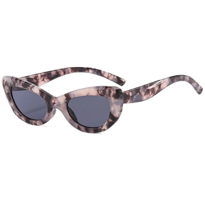 Lunettes de soleil œil de chat tendance avec monture marbrée violette et verres gris