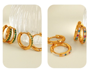 Détail de créoles dorées ornées de zircons cubiques vert émeraude et multicolores