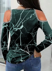 Detailansicht des Cold-Shoulder-Rückens und des Marmor-Prints auf grünem Top