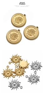 Detailsicht der vintage Sonnen- und Mond-Metallanhänger in Gold- und Silbeausführung