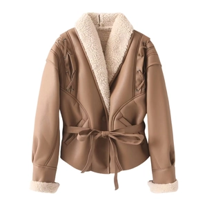 Veste vintage en similicuir marron avec col en peau de mouton blanche et ceinture