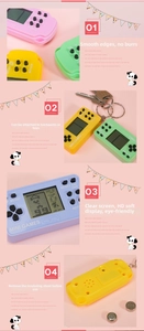 Dettaglio delle mini console di gioco Tetris retrò in vari colori pastello con portachiavi