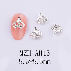 Détail macro de breloques ongles couronne argentée avec strass 9,5x9,5mm pour le DIY