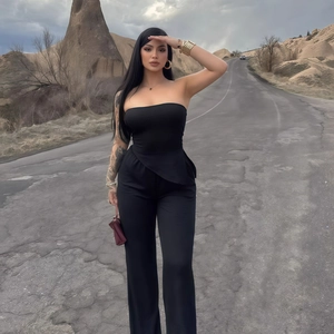 Détail du haut bandeau et pantalon taille haute avec des plis élégants à la taille