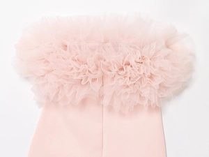 Detailansicht der rosa Tüllrüschen und plissierten Netztextur an diesem Damenkleid