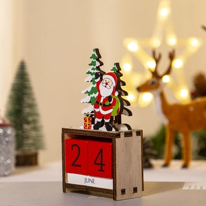 Detailopname van houten kerstkalender met blokjes nummer 24 en warme sfeervolle decoraties