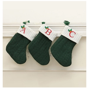 Détails de chaussettes de Noël tricotées vertes avec lettres brodées A B C