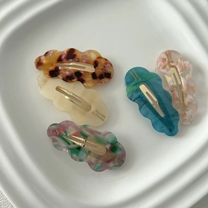 Lot de 5 barrettes nuage en acétate avec motifs marbrés et inscription dorée