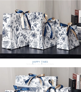 Détails de sacs cadeaux à fleurs bleues en trois tailles avec rubans décoratifs