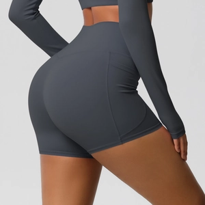 Détail du short de yoga gris foncé à taille haute avec poches latérales et effet galbant