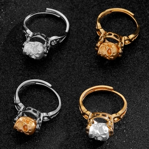 Gothic schedel oorringen set in goud en zilver op een zwarte achtergrond