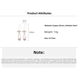 Détail des longues boucles d'oreilles fleur en zircon avec perle et dimensions 8,5x2cm