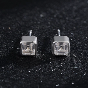 Boucles d'oreilles carrées en argent S925 avec zircon de qualité sur fond noir chic