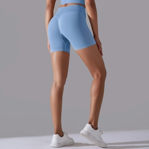 Détail du short de yoga sans couture à taille haute bleu ciel avec effet push-up fessier