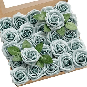 Nahaufnahme künstlicher graublauer Schaumrosen, ordentlich verpackt in einer Geschenkbox