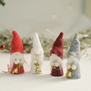 Lot de quatre gnomes de Noël en feutre de laine avec longues barbes et cloches décoratives
