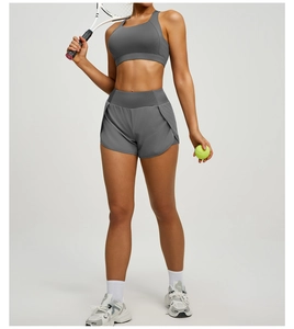 Détail du short de sport gris à taille haute avec double couche et poche latérale