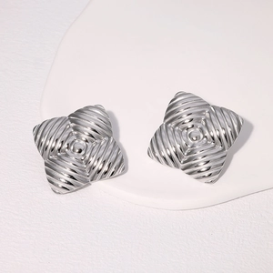 Boucles d'oreilles carrées texturées en acier inoxydable sur présentoir blanc