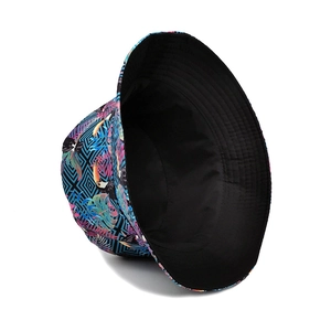 Cappello da pescatore reversibile con stampa tucano tropicale e motivo geometrico