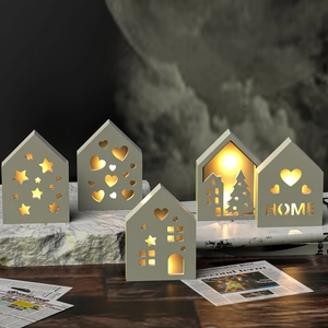 Détail de 5 boîtes lumineuses LED en forme de maison avec motifs et lumière chaude