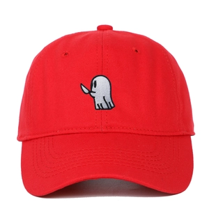 Gros plan sur la casquette rouge en sergé de coton avec broderie fantôme blanc et couteau