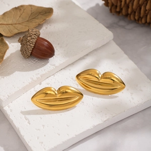 Statement golden lip shaped earrings made of polished stainless steel for a bold look