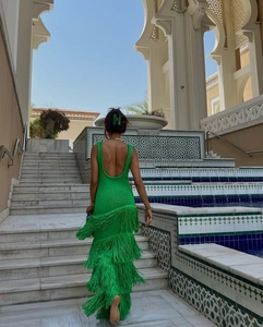 Détails de la robe en maille vert citron avec dos nu et ourlet à franges superposées