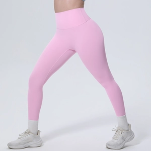 Detailansicht des hohen nahtlosen Bundes an der rosa Kompressions-Yoga-Leggings