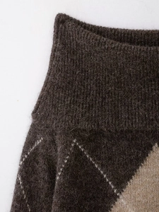 Détail de tricot à motif losanges avec poignet côtelé et fibres douces
