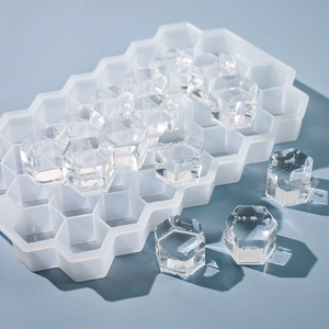 Vue détaillée du moule à glaçons en silicone à 37 alvéoles avec glaçons hexagonaux clairs