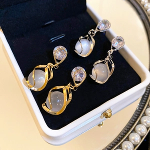 Boucles d'oreilles pendantes dorées et argentées avec œil de chat et cristaux brillants