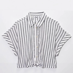 Camicia a righe in lino da donna a maniche corte con nodo frontale in bianco e grigio scuro