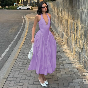 Detailansicht lila Neckholder-Maxikleid mit tiefem V-Ausschnitt und fließendem Rock