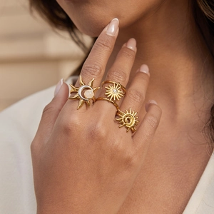 Détail de bagues ajustables en or de style bohème avec soleil lune et zircons