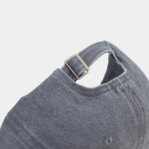 Détail d'une casquette vintage en coton délavé avec boucle en métal réglable