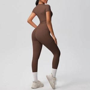 Completo yoga marrone con maglietta a maniche corte aderente e leggings a vita alta con tasche