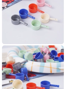 Gros plan de mini poêles colorées en plastique pour maison de poupée échelle 1:12