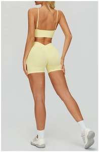 Détail de l'ensemble de yoga jaune avec taille en V au dos et tissu côtelé gainant