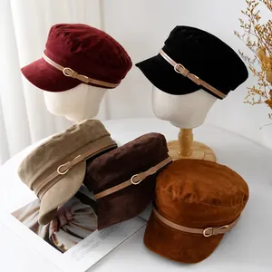 Dettaglio dei cappelli newsboy in cinque colori con fibbia decorativa in pelle trendy