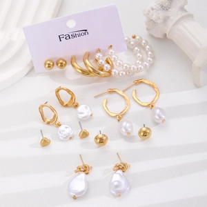 Orecchini in Lega con Imitazione Perla Artificial in Stile Vintage Francese per Donna Eleganti Orecchini a Cerchio e a Bottone Placcati in Oro con Perla Artificial Barocca