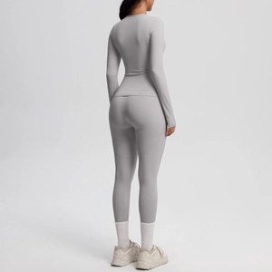 Vue arrière de l'ensemble de yoga gris avec legging taille haute et haut manches longues