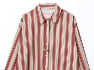 Détail du tissu de chemise à rayures rouges et brunes avec étiquette de taille S