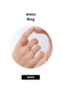 Detail von minimalistischen 18K vergoldeten stapelbaren Ringen im 4er-Set für Damen