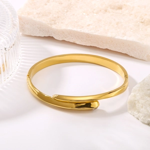 Minimalist 18K gold-plated stainless steel twisted bracelet with sparkling diamond accents