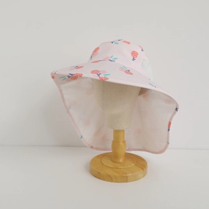 Rosa Kinder-Sonnenhut mit Kirschmuster, atmungsaktivem Netz und langem Nackenschutz